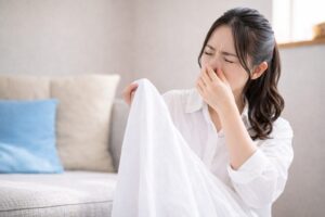 部屋干し翌朝の臭い、洗い直すべき?迷ったときの判断ポイント3つ